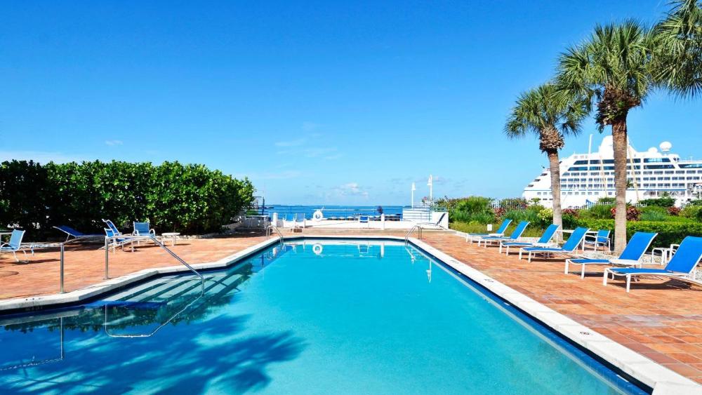 Sundown Refuge by AvantStay Top Location w Patio Outdoor Dining Shared Pool Month Long Stays